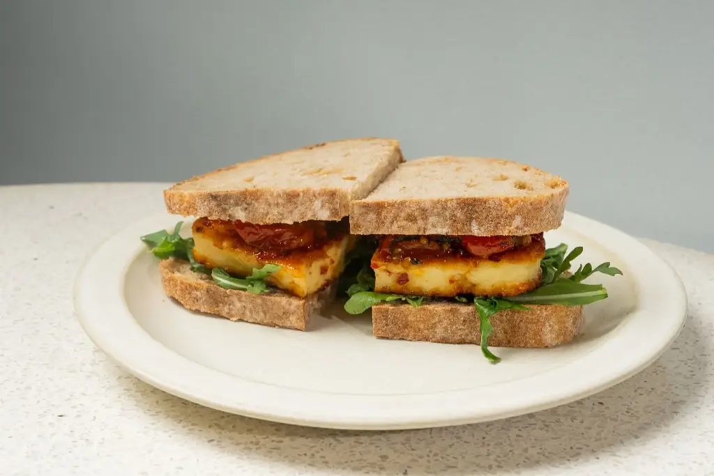 ﻿HOT HONEY HALLOUMI SANDWICH  -ساندويتش الحلومي العسل الحار ﻿