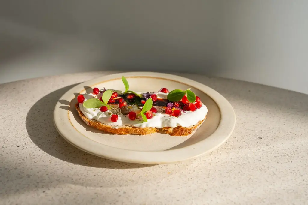 LABNEH AND POMEGRANATE ON TOAST - توست اللبنه والرمان