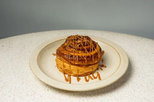 PECAN AND CARAMEL ROLL -رول البيكان و الكراميل