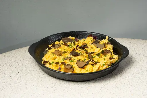 TRUFFLE SCRAMBLED EGGS - بيض مخفوق بالترافل