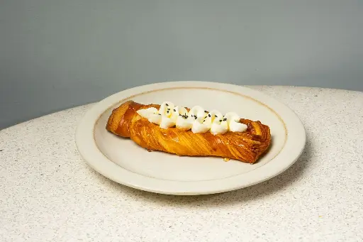 ALMOND, CHEESE AND HONEY DANISH -  دينش اللوز والجبن والعسل