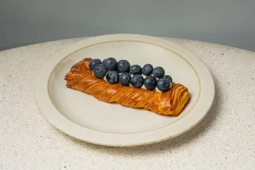 VANILLA CUSTARD AND BLUEBERRIES DANISH - دينش كريمة الفانيلا مع التوت الازرق