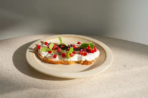 LABNEH AND POMEGRANATE ON TOAST - توست اللبنه والرمان